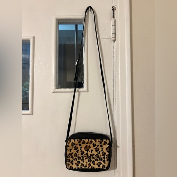 Sorpresa! Leopard Print Cross Body Purse. Excellent condition. Adjustable strap - Picture 2 of 9